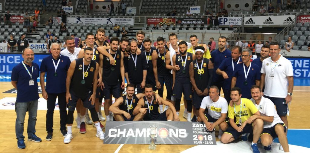 Photo d'équipe du Fenerbahce en finale du Tournoi de Zadar