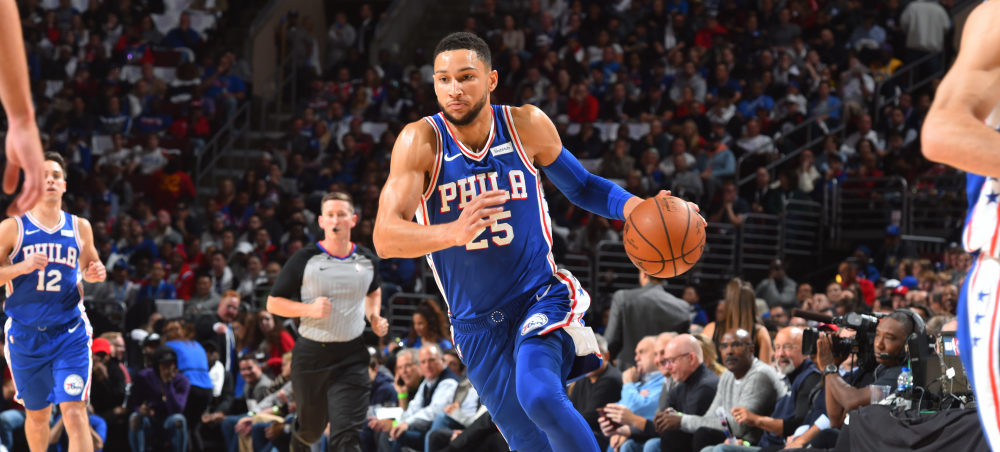 Ben Simmons fonce vers le panier face aux Bulls.