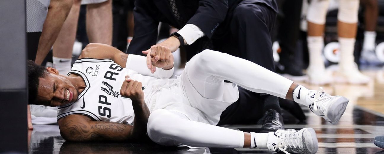 Dejounte Murray au sol après sa blessure au genou