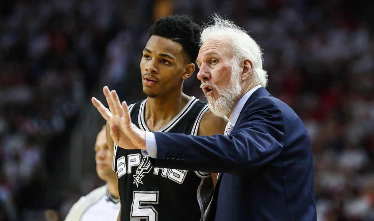 Gregg Popovich adresse ses consignes à Dejounte Murray