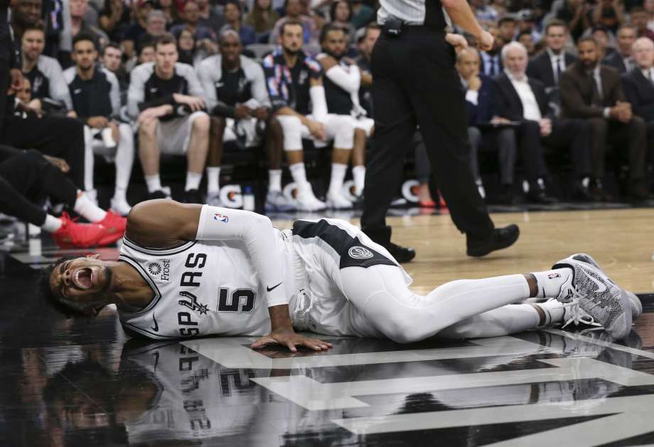 Dejounte Murray à terre après sa blessure