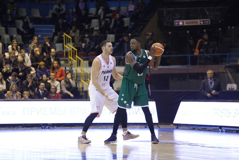 Frank Hassel dispute un match de FIBA Europe Cup