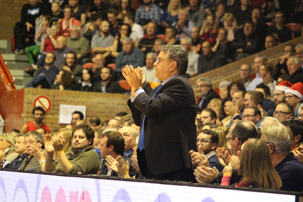 Hervé Beddeleem applaudit son équipe