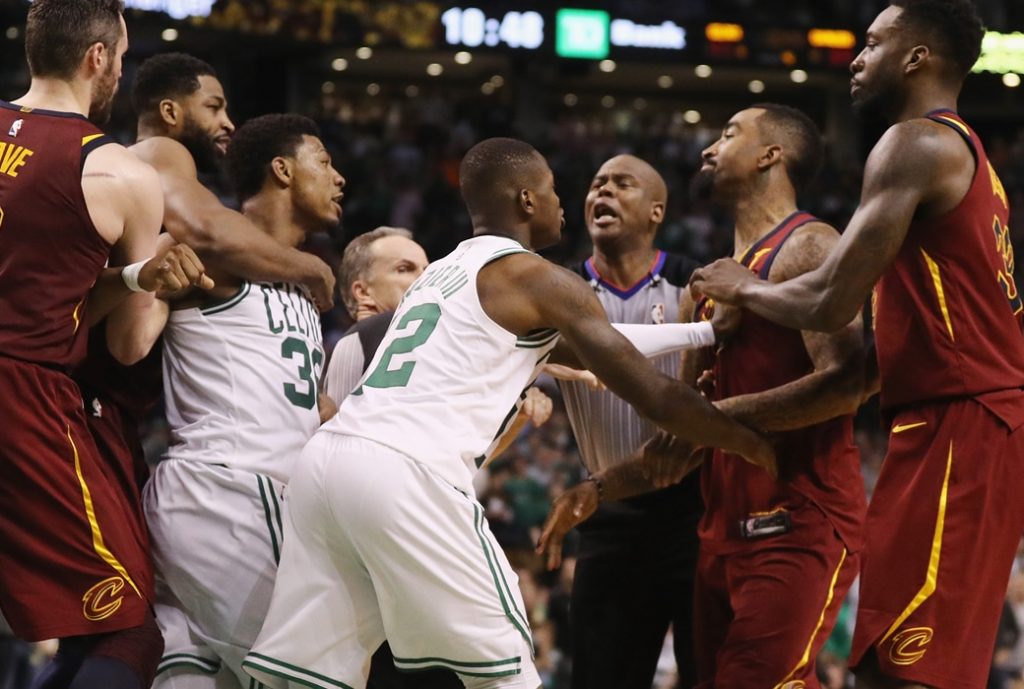 Marcus Smart et J.R. Smith en pleine altercation