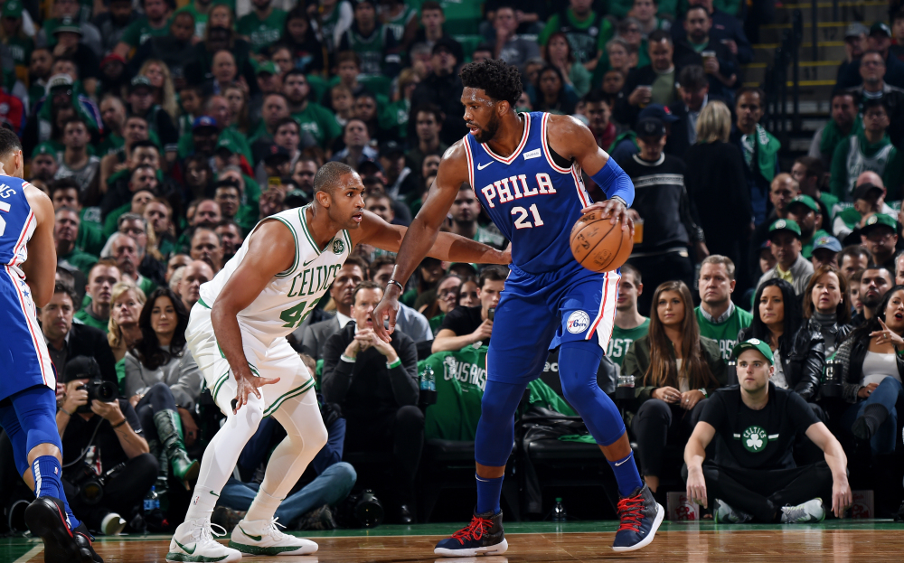 Joel Embiid face à Al Horford au poste.