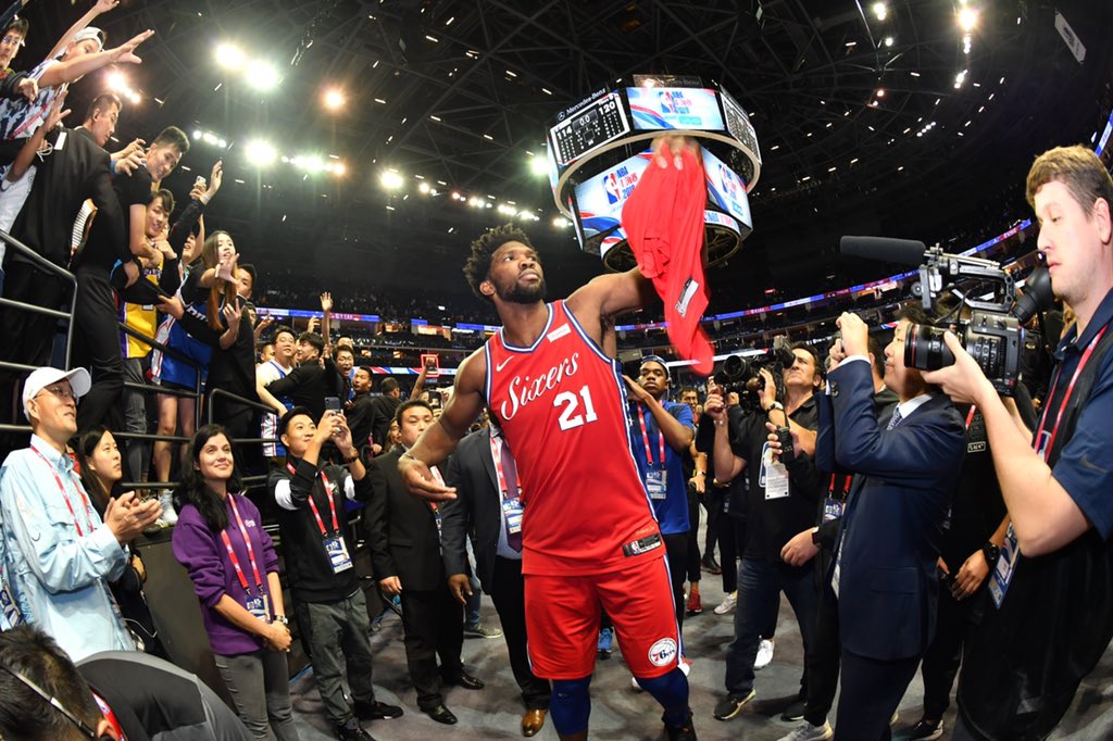 Joel Embiid salue la foule chinoise