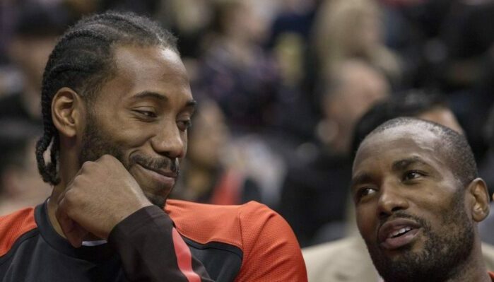 Kawhi Leonard au côté de Serge Ibaka sur le banc des Raptors