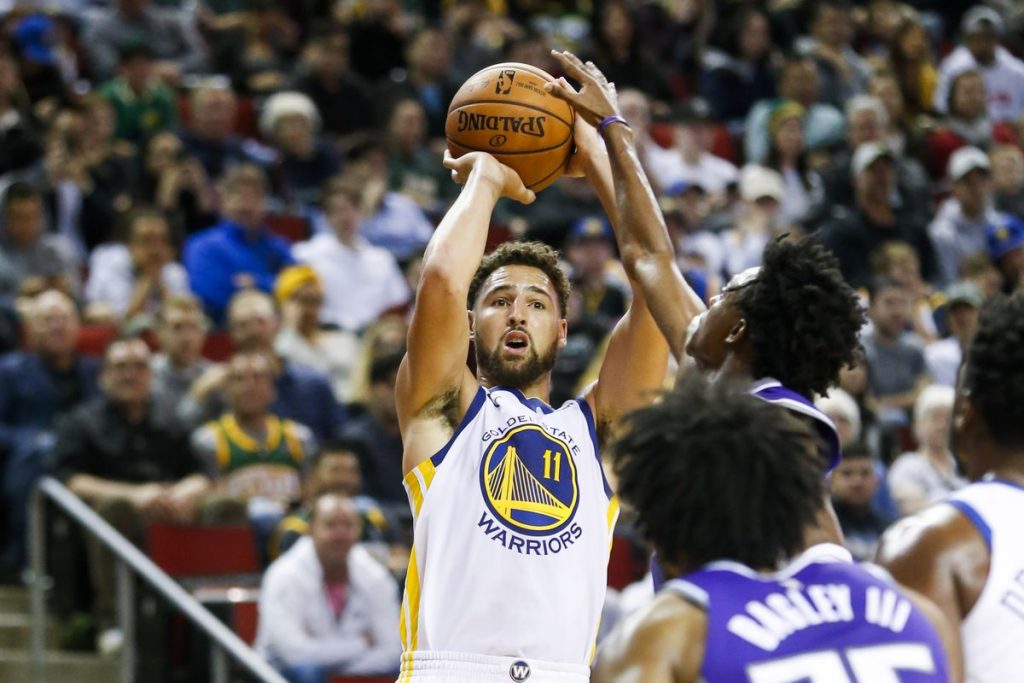 Klay Thompson en plein tir face aux Kings à Seattle