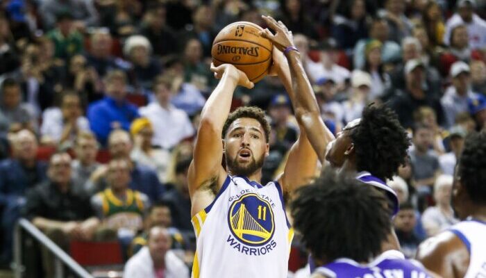 Klay Thompson en plein tir face aux Kings à Seattle