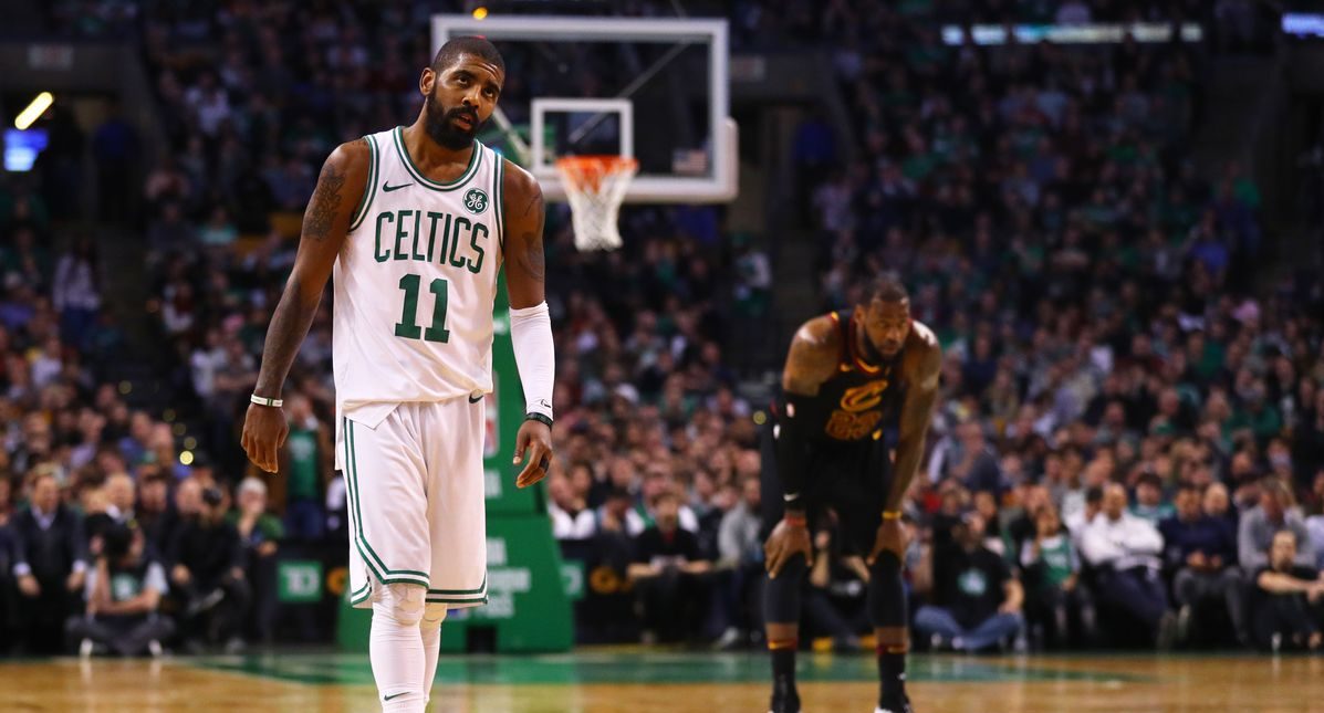 kyrie Irving avec le maillot des celtics