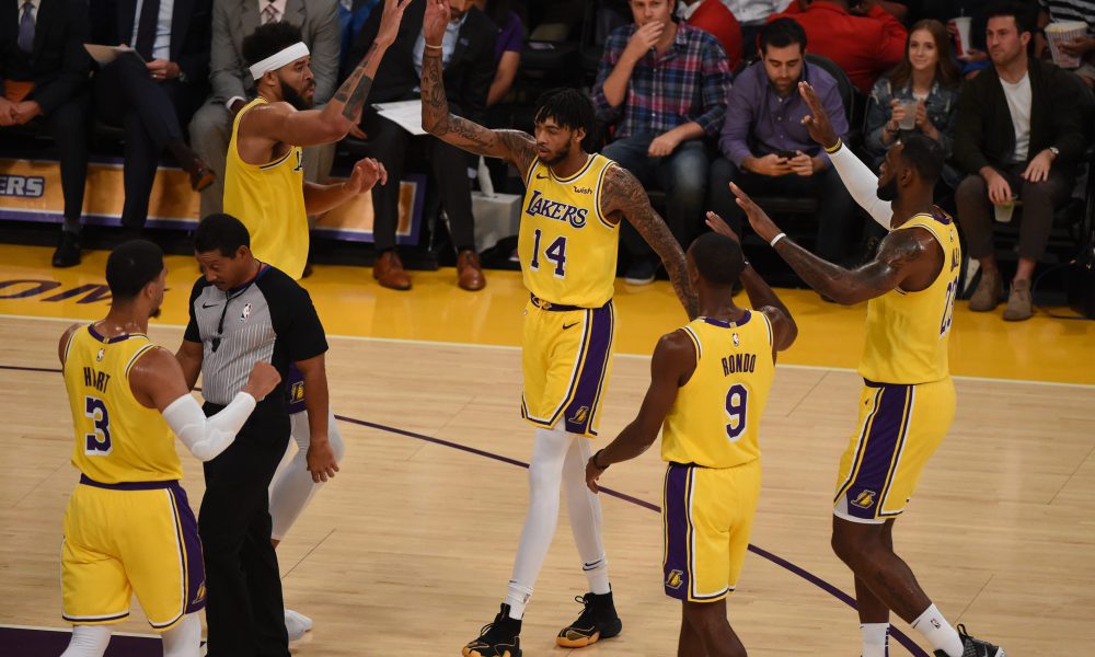 Les Lakers se congratulent après une action réussie