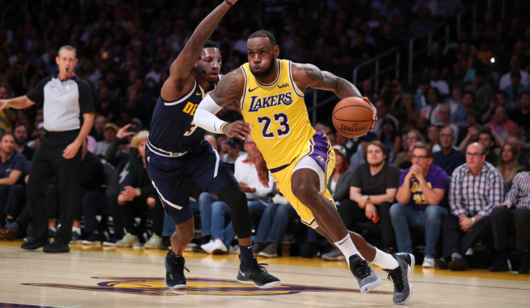LeBron James fonce vers le panier