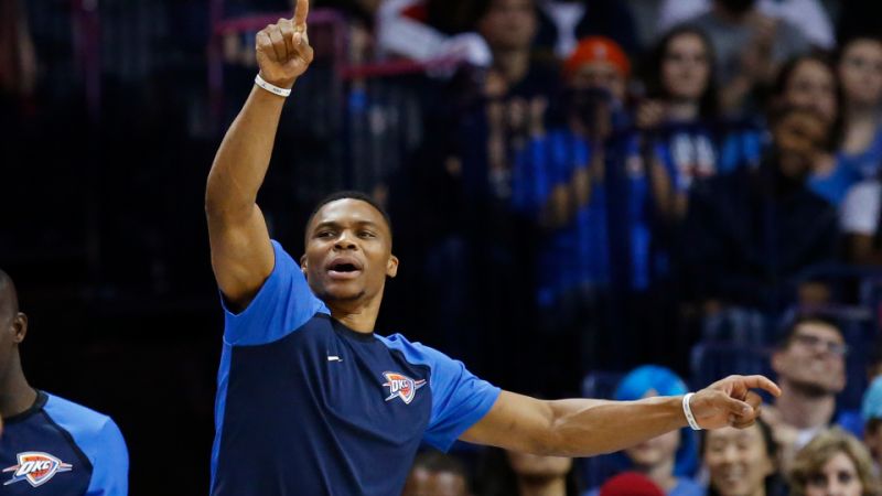 Russell Westbrook célèbre un panier de l'un des coéquipiers sur le banc.