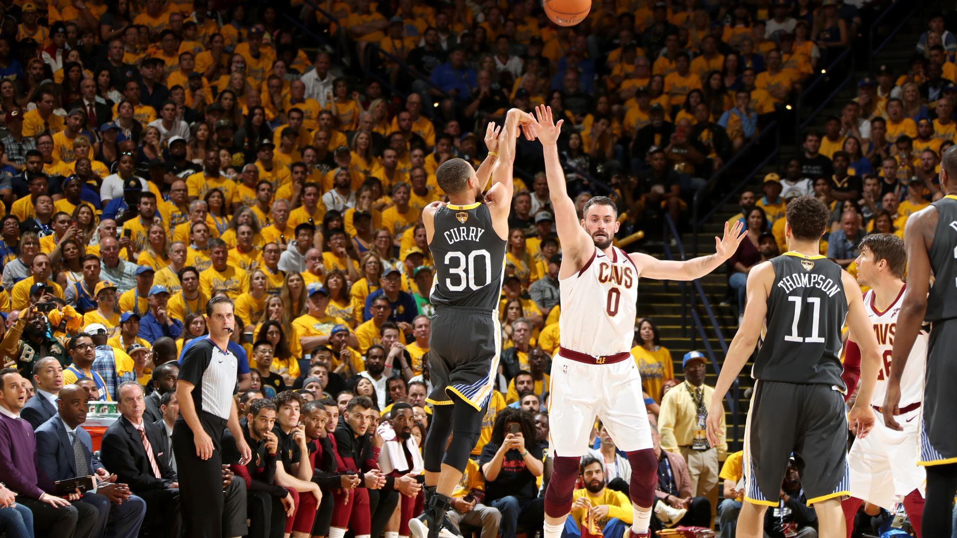 Stephen Curry tire derrière l'arc au-dessus de Kevin Love