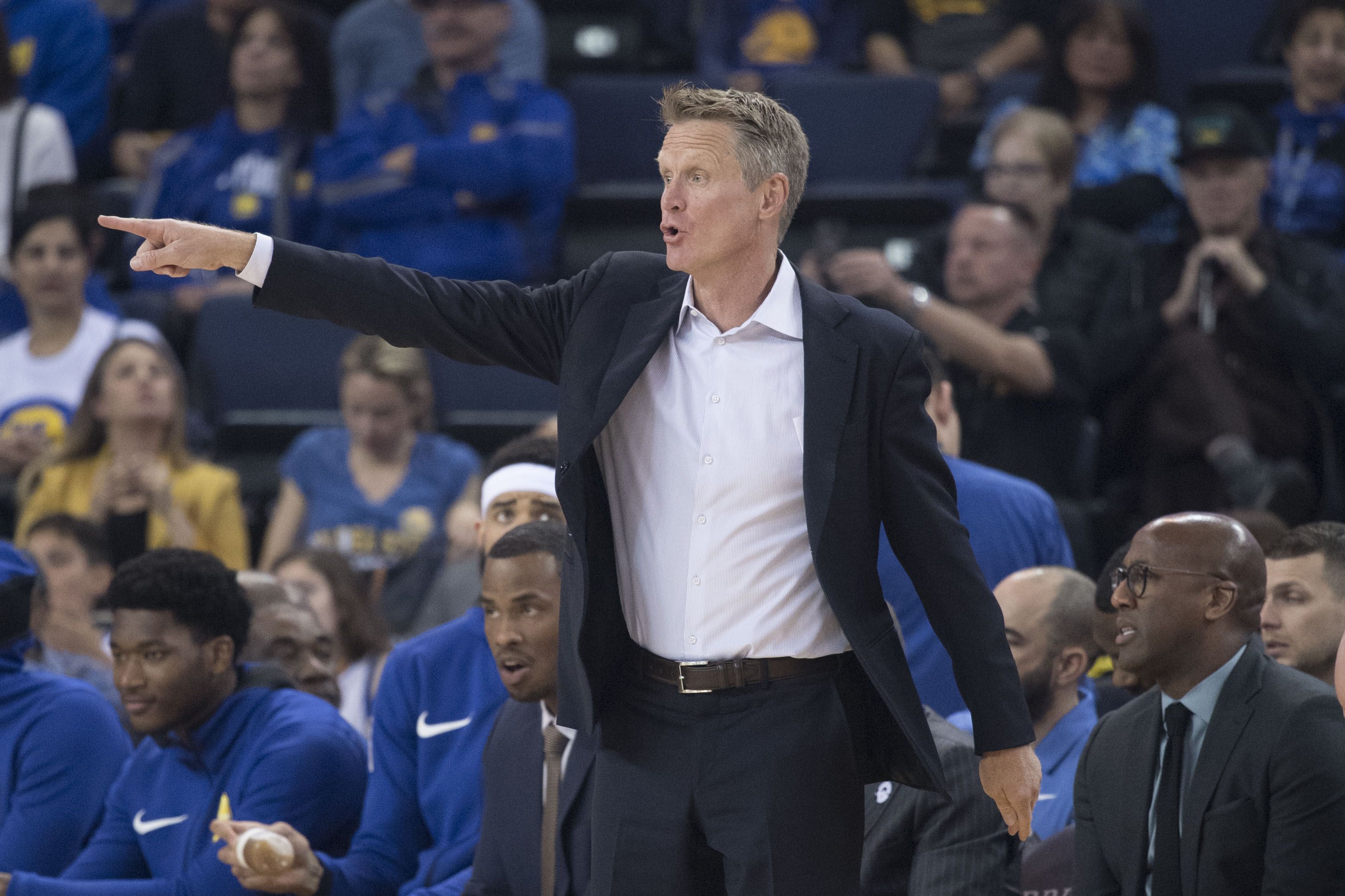 Steve Kerr donne des consignes à ses joueurs.