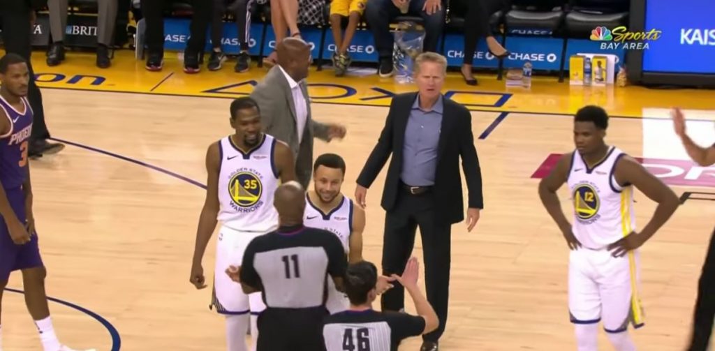 Steve Kerr chambre les arbitres avant d'être exclu