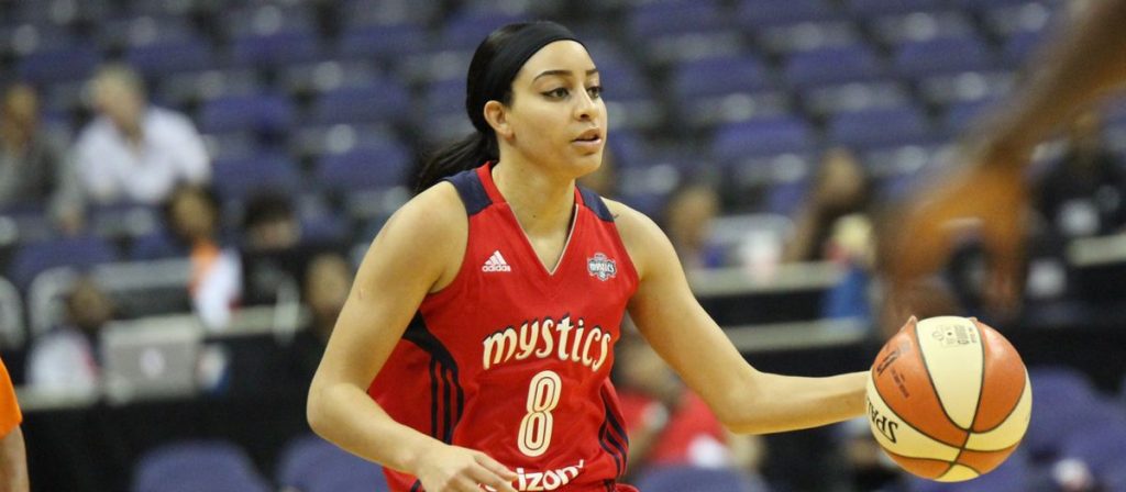 Bria Hartley, balle en main, sous le maillot des Washington Mystics