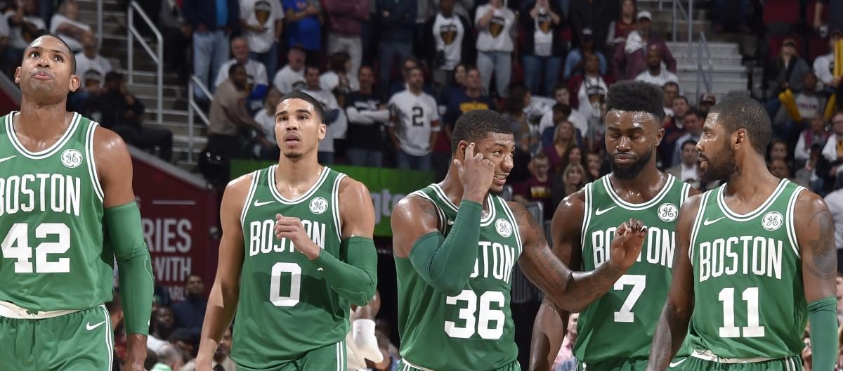 Al Horford, Jayson Tatum, Marcus Smart, Jaylen Brown et Kyrie Irving sous le maillot des Celtics.