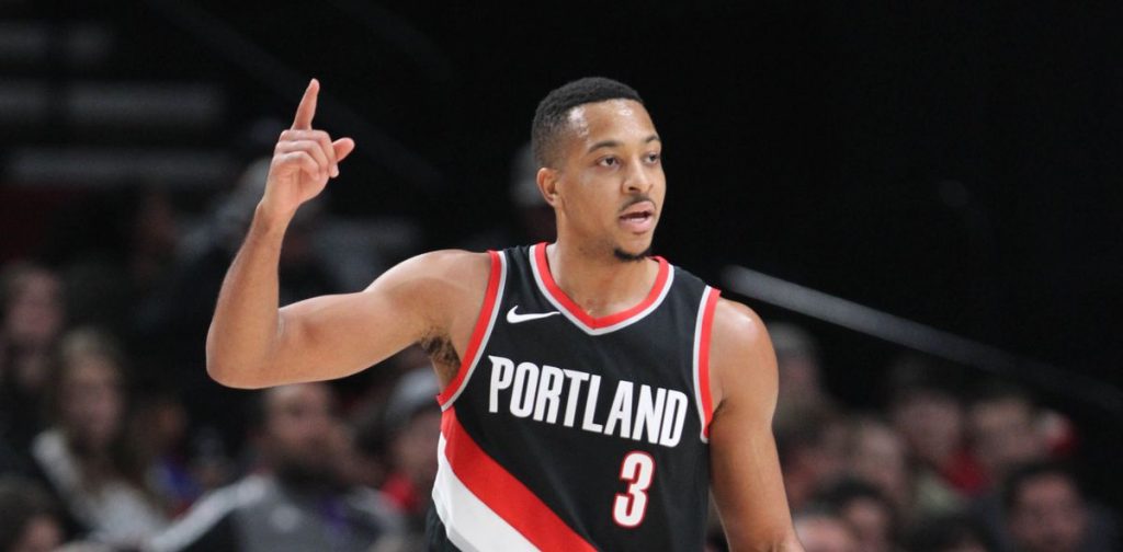 C.J. McCollum, doigt en l'air, sous le maillot des Blazers.