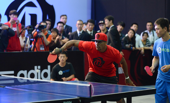 Derrick Rose joue au ping pong