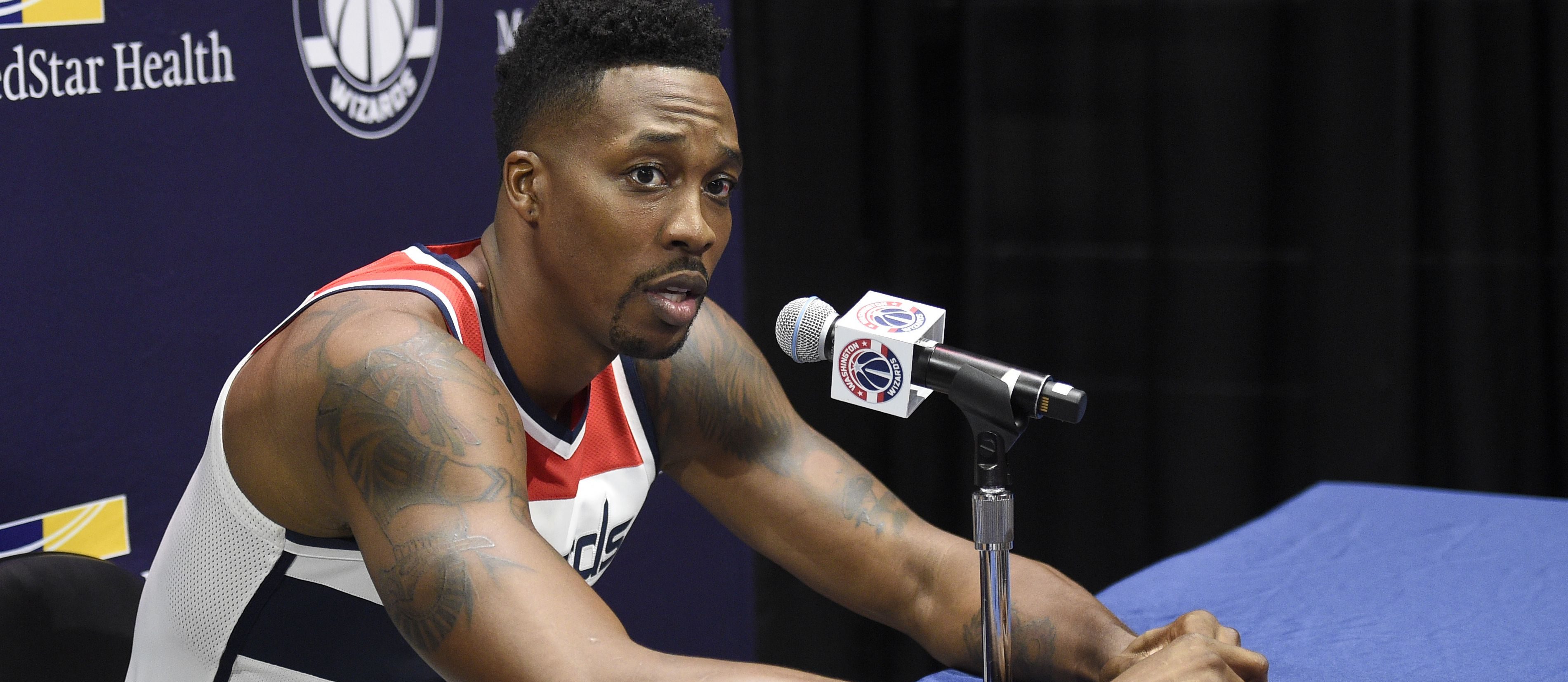 Dwight Howard parle aux journaliste après son arrivée aux Washington Wizards