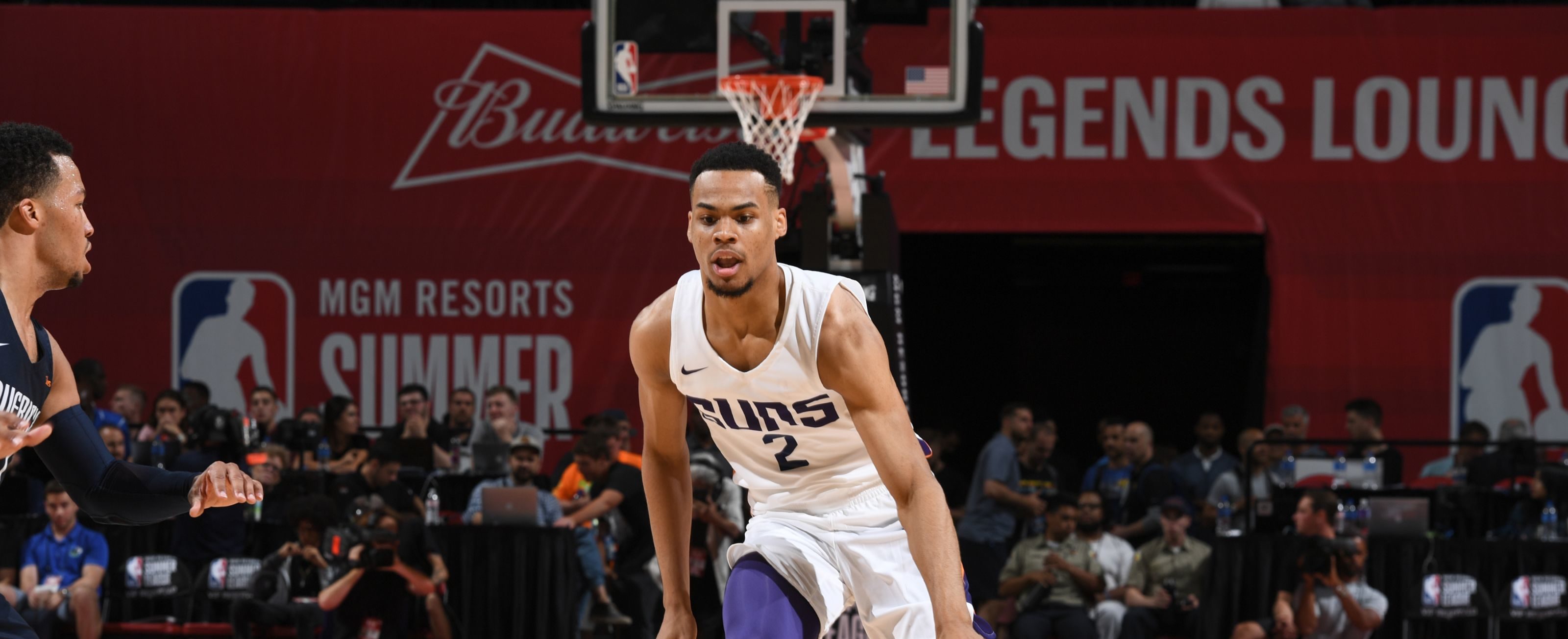 Elie Okobo, balle en main, sous le maillot des Suns