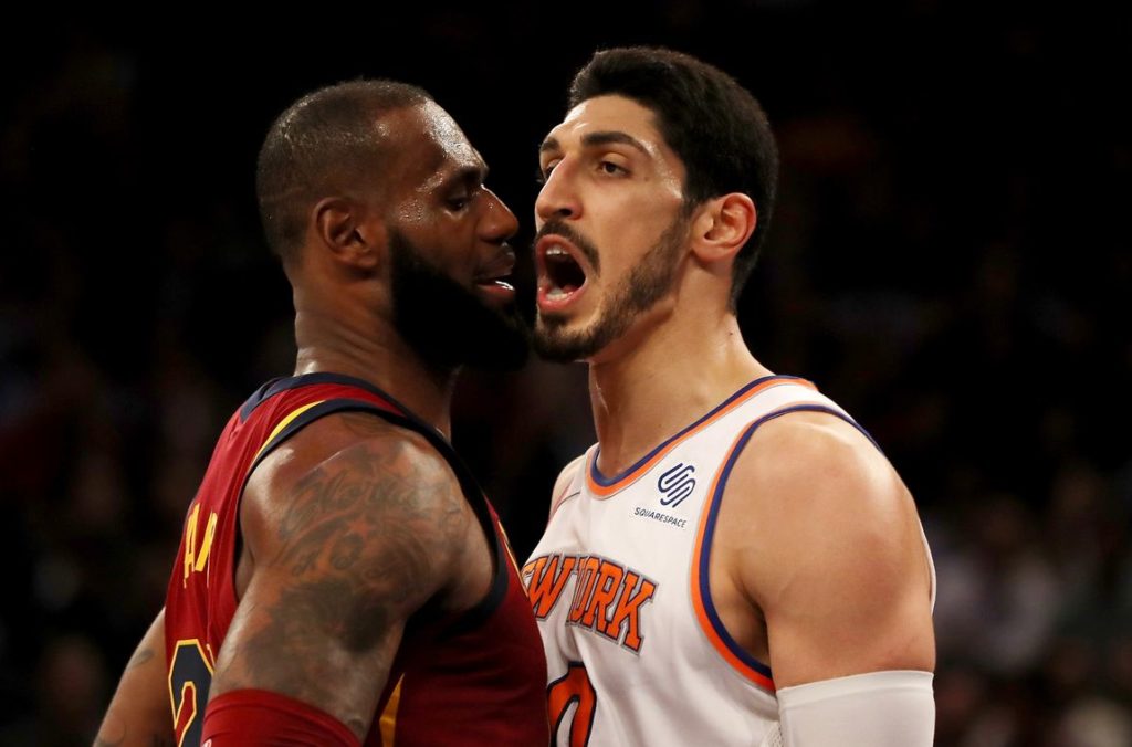 Enes Kanter (à droite) aux prises avec LeBron James (à gauche) lors d'un match Cleveland-New York