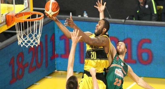 Eric Buckner, sous les couleurs de l'Aris Salonique, attaque le panier