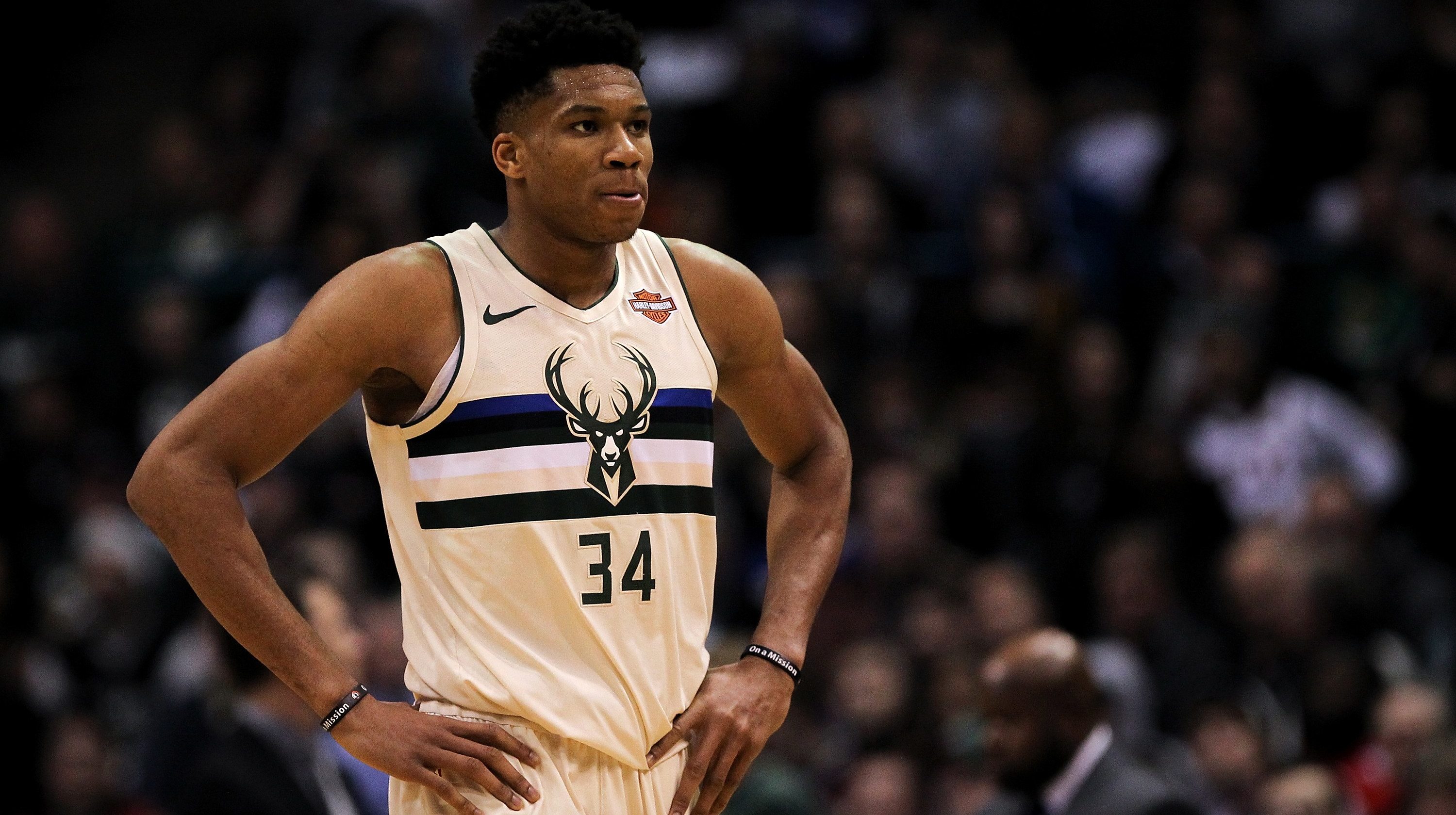 Giannis Antetokounmpo attend sous le maillot des Bucks