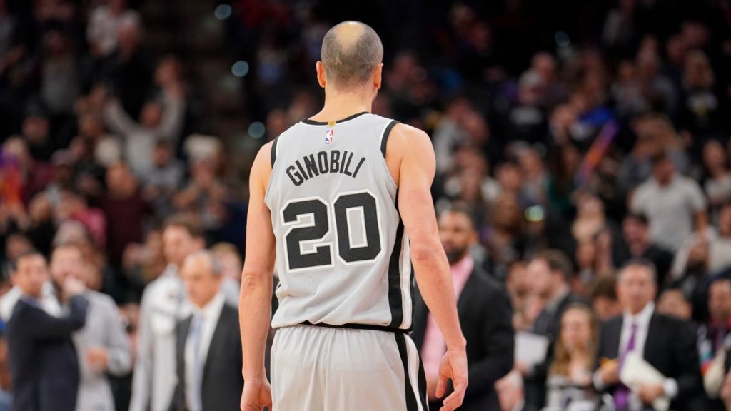 Manu Ginobili de dos avec son maillot