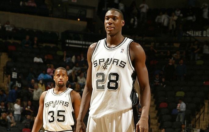 Ian Mahinmi sur la ligne des lancers-francs, sous le maillot des Spurs