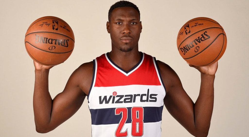 Ian Mahinmi, deux ballons en main, sous le maillot des Wizards