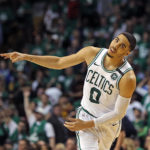 NBA – Top 10 de la nuit : Jayson Tatum carbonise Paul George