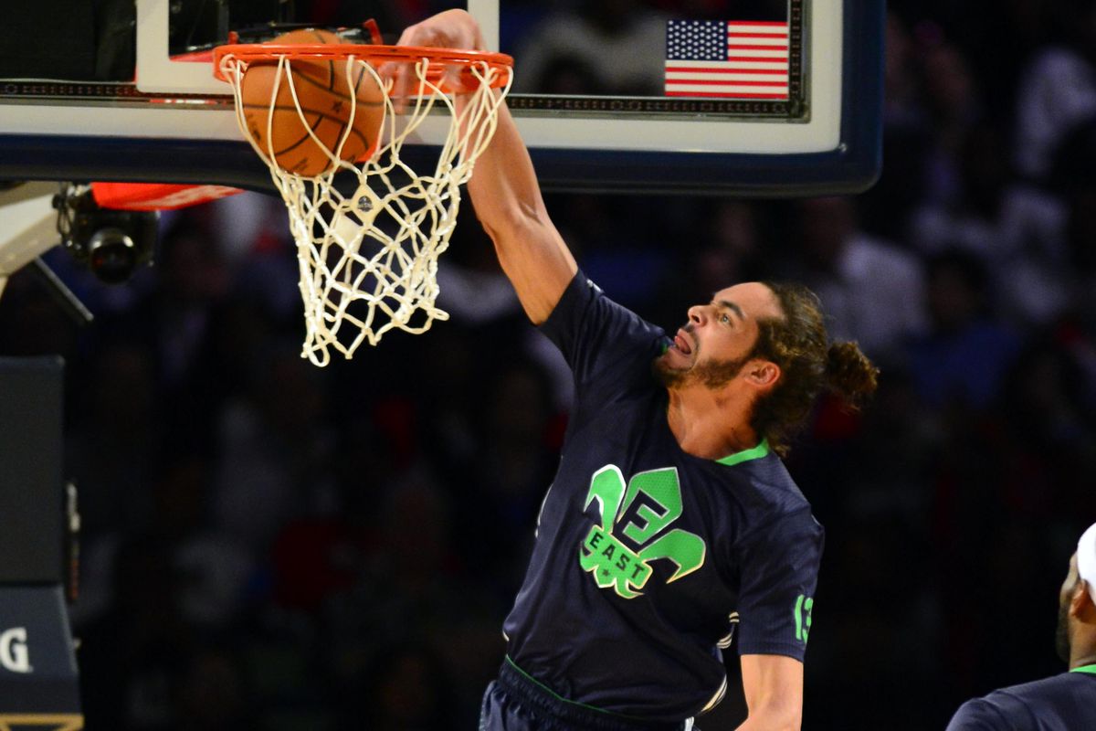 Joakim Noah plante un dunk lors du All-Star Game avec la conférence Est en NBA.