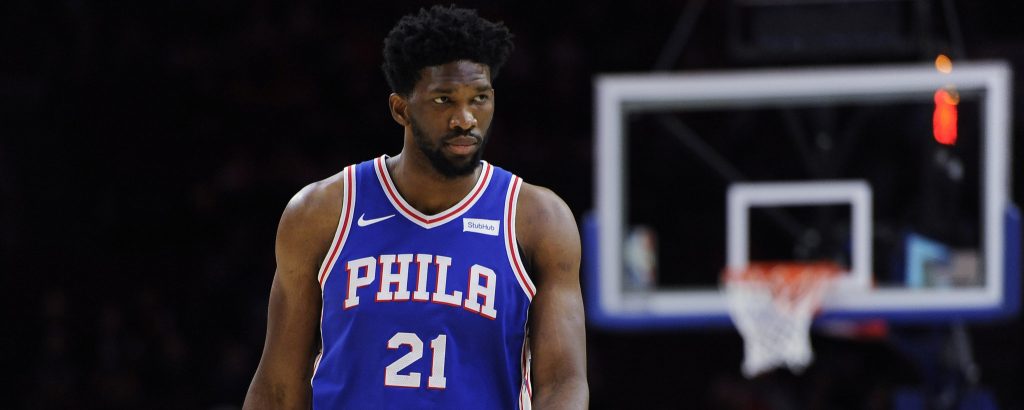 Joel Embiid sous le maillot des Sixers.