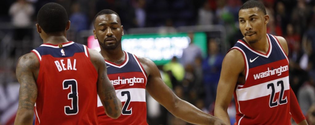 John Wall, Bradley Beal et Otto Porter avec le maillot des Washington Wizards