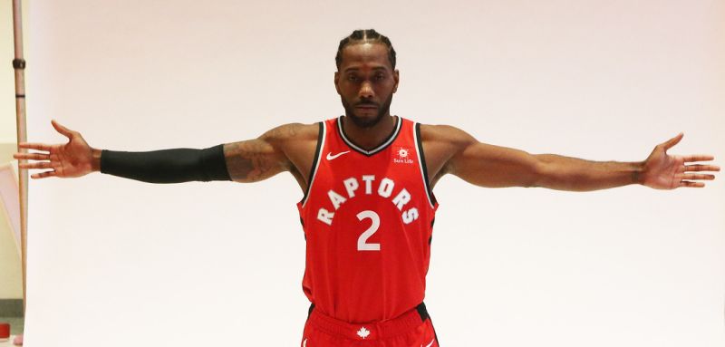 Kawhi Leonard, bras écartés, sous le maillot des Toronto Raptors