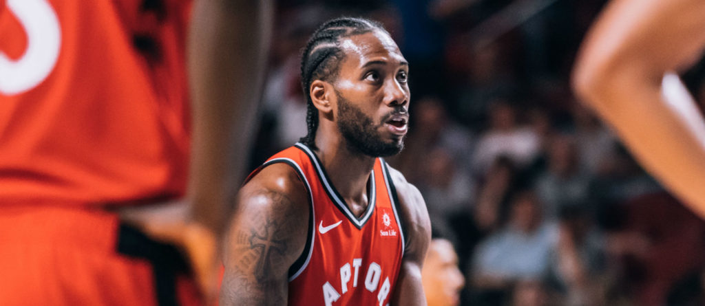 Kawhi Leonard qui s'apprête à tirer un lancer franc lors du match Toronto Raptors-Cleveland Cavaliers