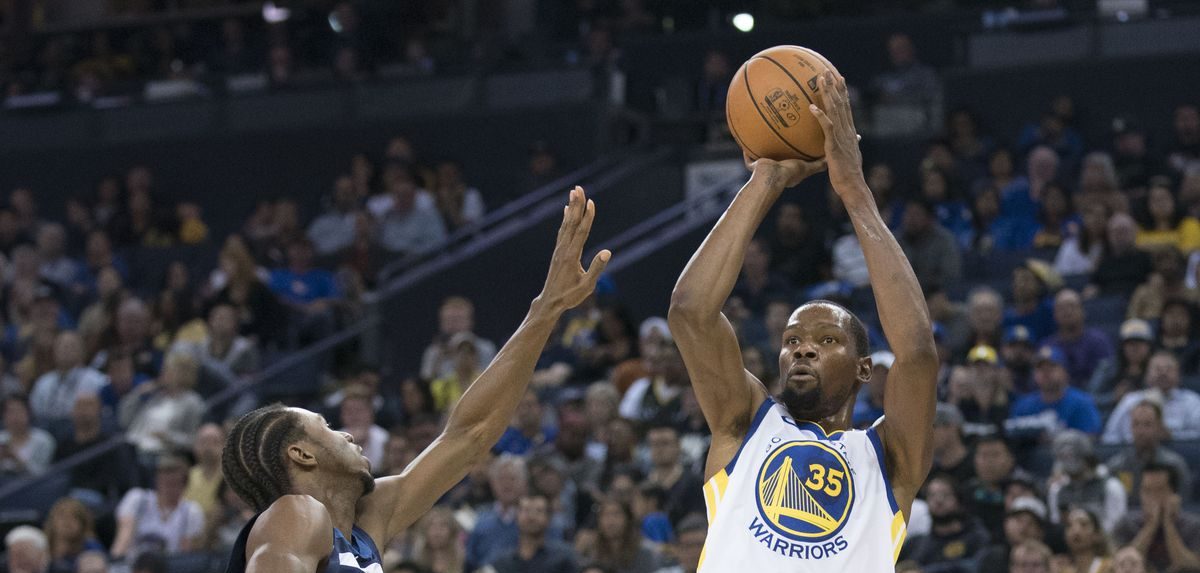 Kevin Durant au tir face à Andrew Wiggins lors d'un match entre les Warriors et les Wolves.