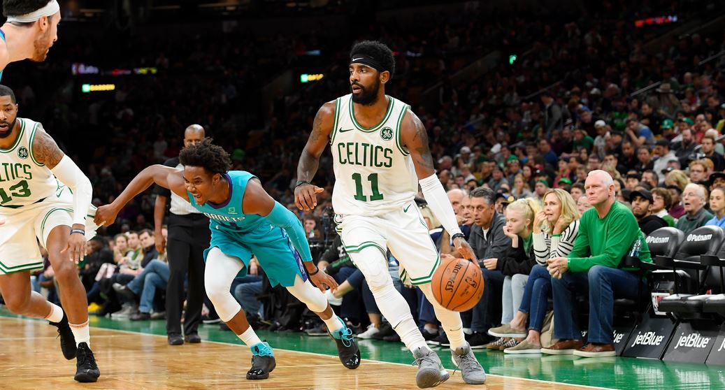 Kyrie irving avec le maillot des Celtics en pré-saison