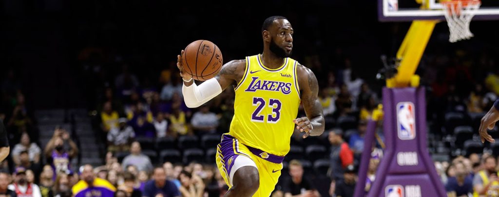 LeBron James balle en main, sous le maillot des Lakers.