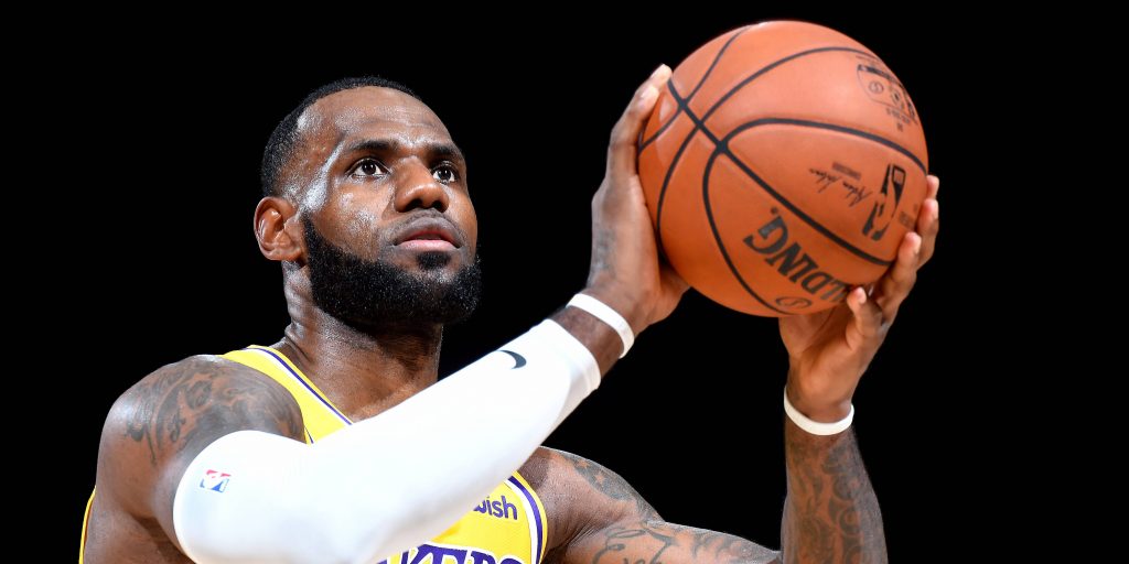 LeBron James au shoot, sous le maillot des Lakers.