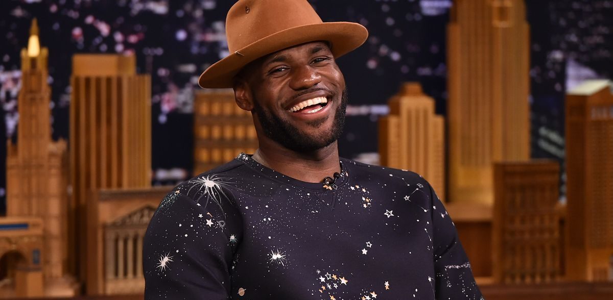 LeBron James rigole devant sa télé