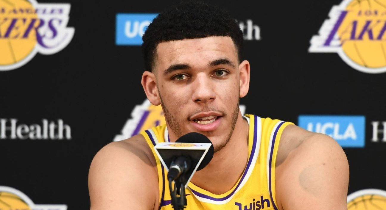 Lonzo Ball en conférence de presse vêtu d'un maillot des Lakers