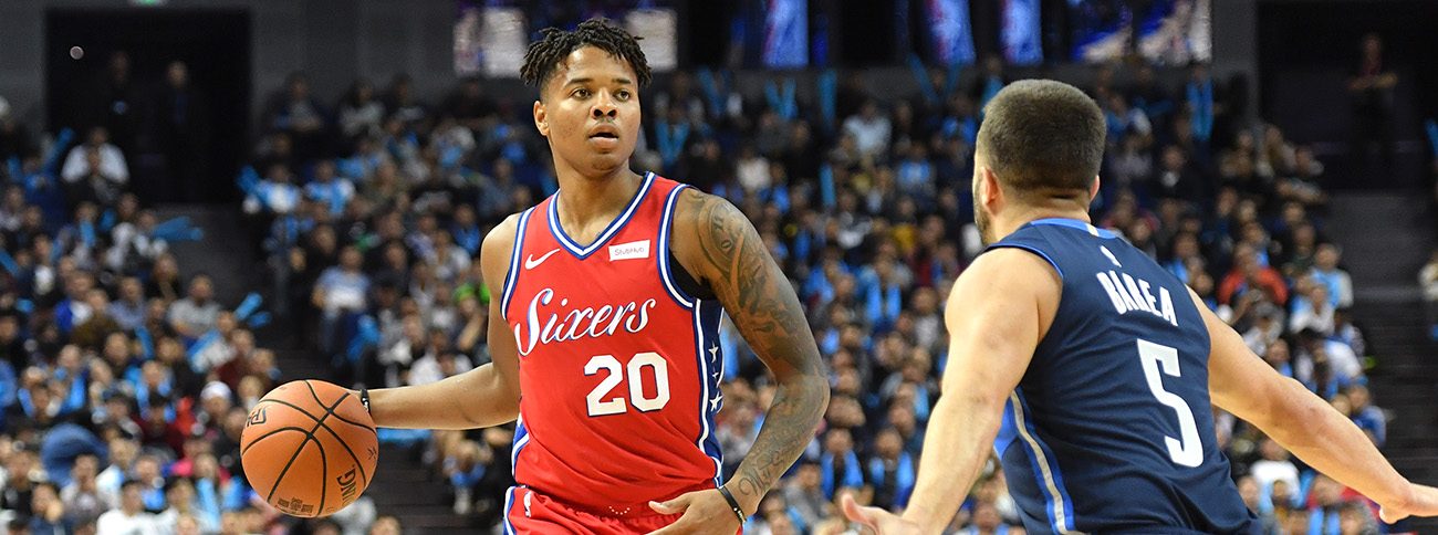 Markelle Fultz, balle en main face à JJ Barea, sous le maillot des Sixers.