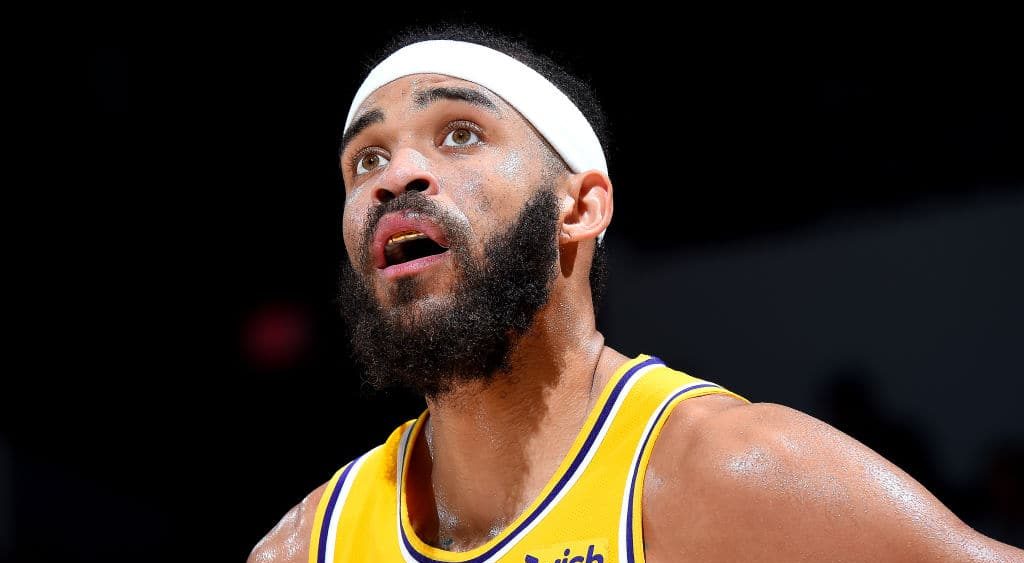 JaVale McGee en pleine méditation sur le rôle des pivots en NBA.