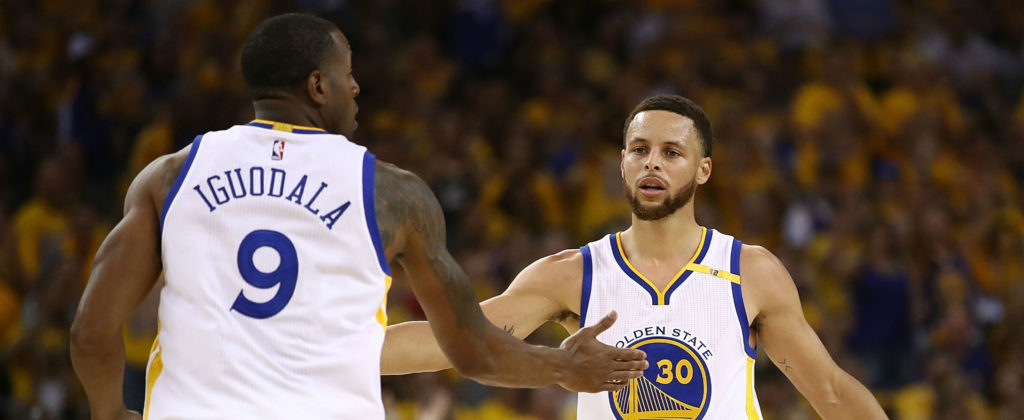 Andre Iguodala et Stephen Curry avec le maillot des Golden State Warriors