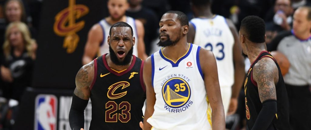 LeBron James, sous le maillot des Cavaliers, et Kevin Durant, sous le maillot des Warriors.