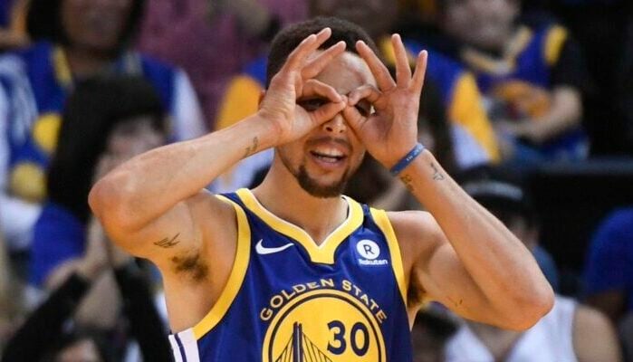 Curry sous le maillot des Warriors