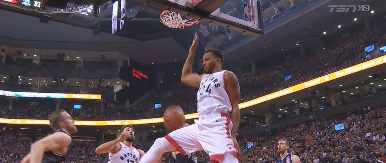 Norman Powell pose un double pump dunk avec les Raptors